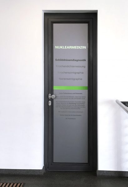 Folierung einer sehr schmalen Tür mit Glasdekor und Information aus farbiger Klebefolie