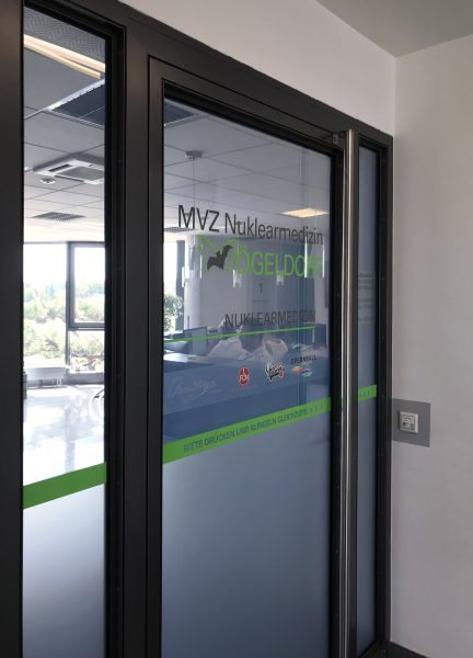 Folierung einer Eingangstüre mit Logo, Glasdekor und Partnern