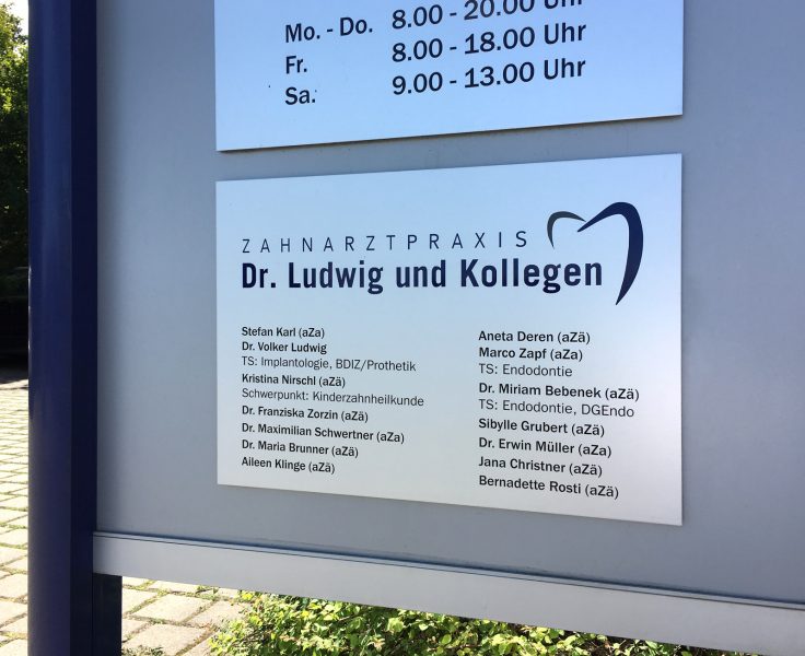 Auflistung aller Ärzte von Zahnarzt Dr. Ludwig und Kollegen auf einer Edelstahl Platte