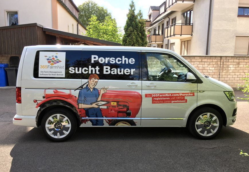 Fahrzeugbeklebung - Seitenansicht eines folierten VW Busses mit großflächiger Werbung für ein Gewinnspiel
