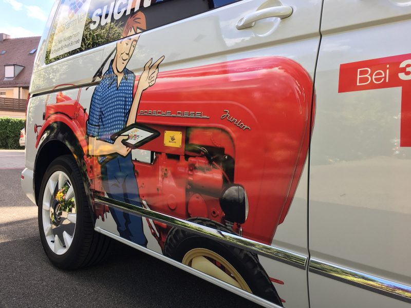 Fahrzeugbeklebung - Detailansicht eines folierten VW Busses mit großflächiger Werbung für ein Gewinnspiel