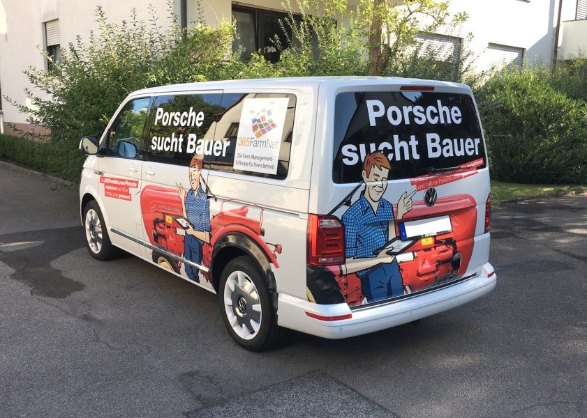 Fahrzeugbeklebung - Schrägansicht eines folierten VW Busses mit großflächiger Werbung für ein Gewinnspiel