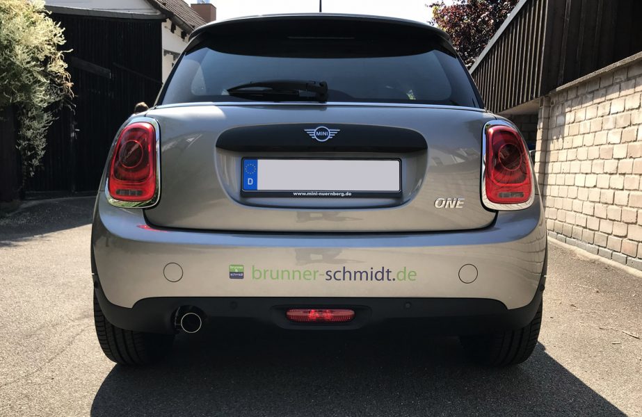 Fahrzeugbeschriftung - Heckansicht eines silbernen Minis mit neuer Folienbeschriftung für Brunner und Schmidt