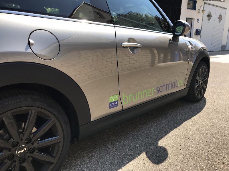 Fahrzeugbeschriftung - Schräge Seitenansicht eines silbernen Minis mit neuer Folienbeschriftung für Brunner und Schmidt