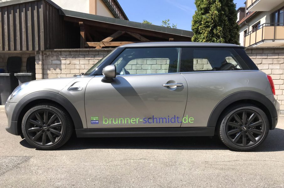 Fahrzeugbeschriftung - Seitenansicht eines silbernen Minis mit neuer Folienbeschriftung für Brunner und Schmidt