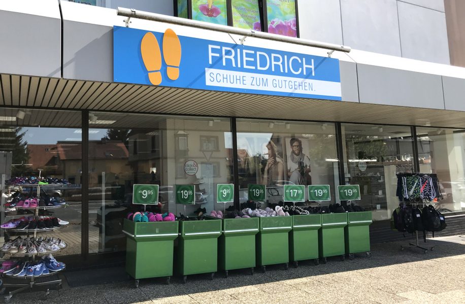 Beklebung - Großes Schild für das Schuhgeschäft Friedrich über dem Schaufenster des Ladens