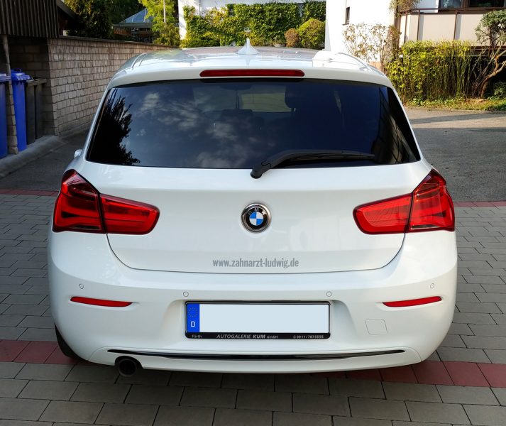 KFZ-Beklebung - Heckansicht eines weißen BMWs mit neuer Folienbeschriftung für Zahnarzt Ludwig