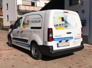 Fahrzeugbeklebung - Schrägansicht eines folierten Fahrzeuges für die Flotte der Firma Elektrotechnik Drechsler