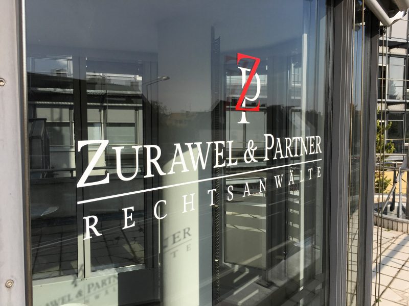 Sichtschutz - Fensterbeschriftung mit dem Logo aus Plotterfolie für Zurawel und Partner
