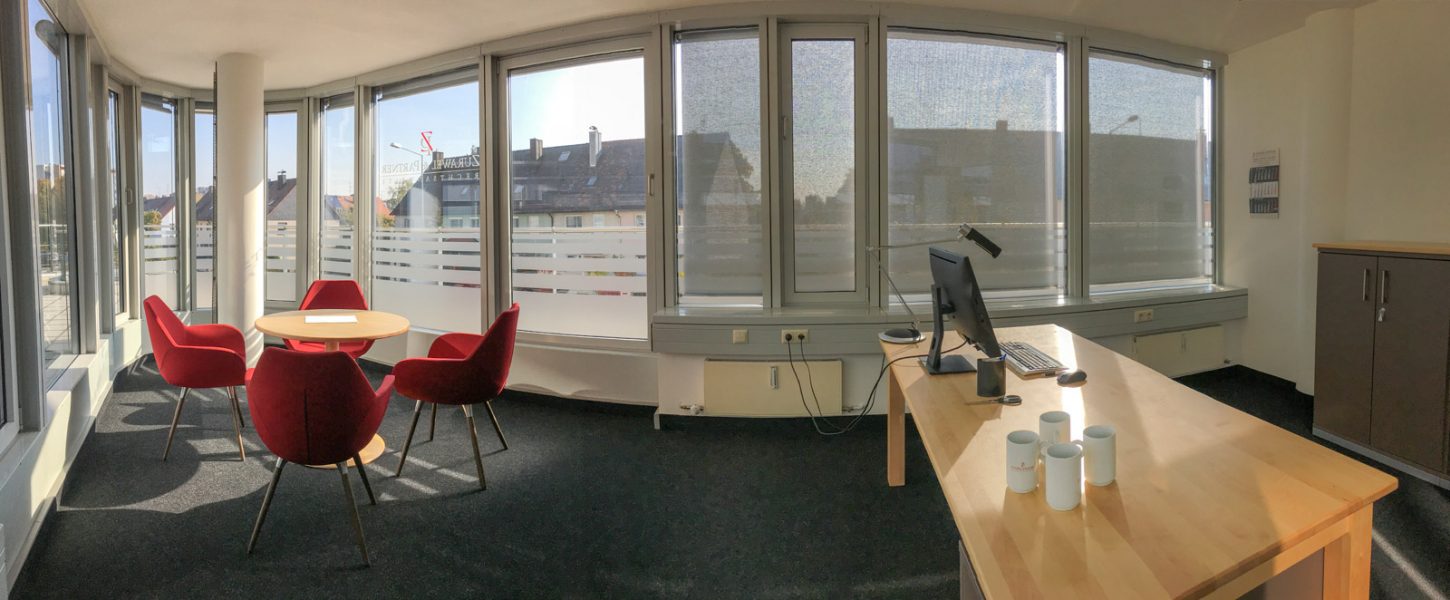 Sichtschutz - Panoramabild mit Blick durch das Büro mit Sichtschutzbeklebung der Fensterfront mit Glasdekorfolie für Zurawel und Partner