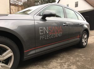 Fahrzeugbeklebung - Detailansicht eines grauen Audi A4 mit einer neuen dezenten Fahrzeugfolierung für Ensana Pflegedienst