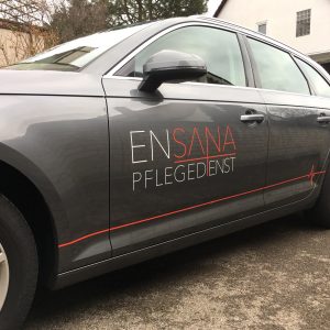 Fahrzeugbeklebung - Detailansicht eines grauen Audi A4 mit einer neuen dezenten Fahrzeugfolierung für Ensana Pflegedienst