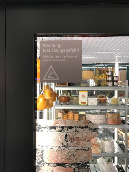 Beklebungsarbeiten - Warnaufkleber "Erstickungsgefahr" an einer Türe des Lagerraumes der Käsetheke bei Edeka Stengel