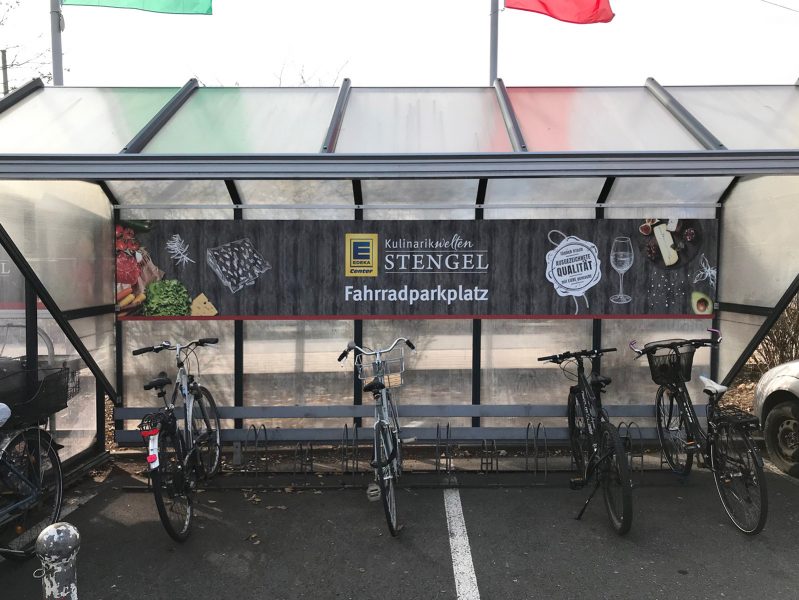 Beklebungsarbeiten - Großes Schild im Park-Stellplatz für Fahrräder bei Edeka Stengel