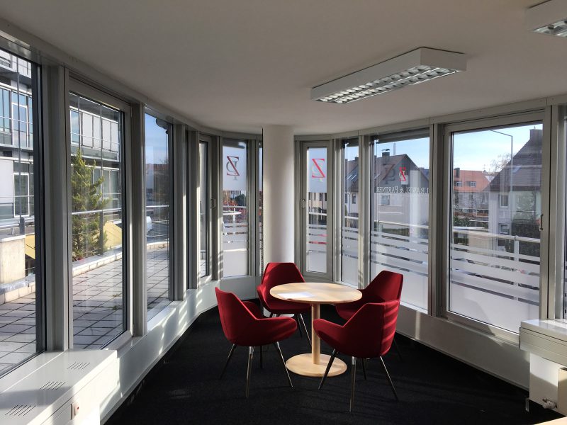 Sichtschutz - Sichtschutz- und Logofolierung von Fenstern eines Fachaufbaus für Zurawel und Partner