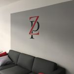 Sichtschutz - Wandtattoo des rot-schwarzen Logos von Zurazwel und Partner