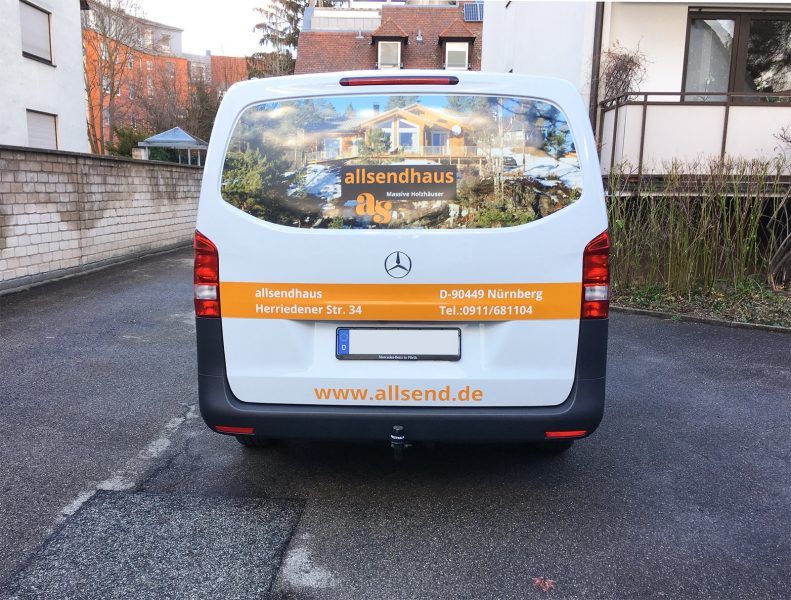 Fahrzeugbeklebung - Fahrzeugbeklebung - Heckansicht eines weißen Mercedes Vito mit neuer Folierung für allsendhaus