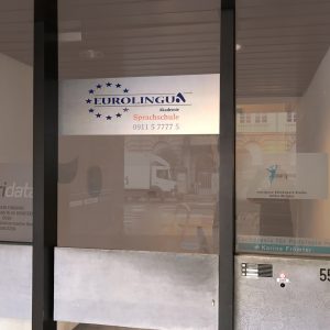 Schilder - Folierung der Eingangstüre mit dem Eurolingua Logo auf Glasdekor