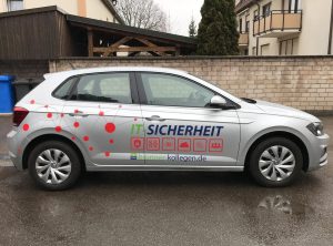 Fahrzeugbeschriftung - Rechte Seitenansicht der gedruckte Netzgrafik am Brunner und Schmidt Fahrzeug mit Logo
