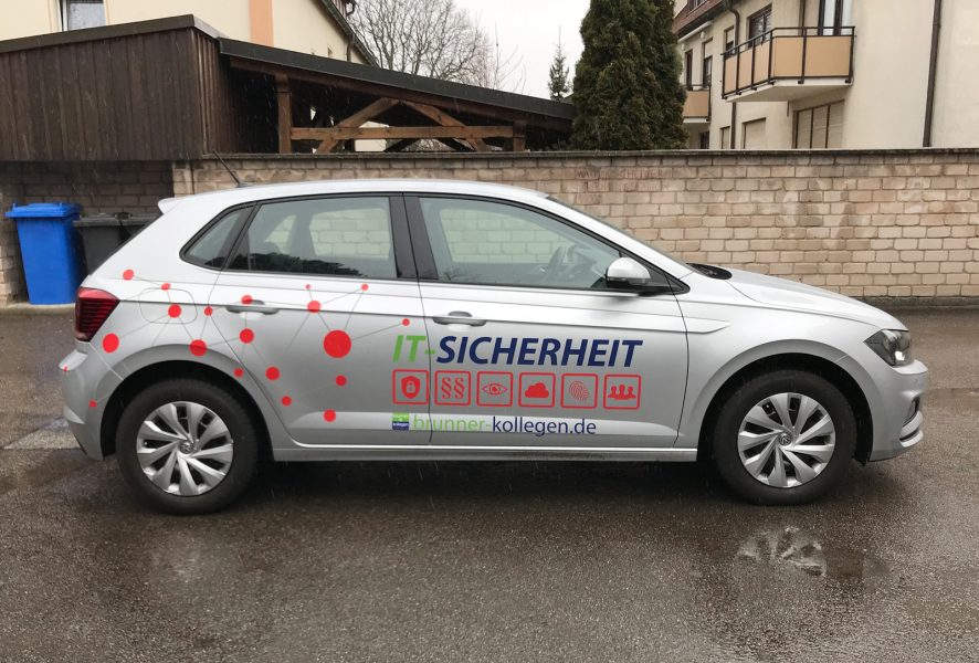 Fahrzeugbeschriftung - Rechte Seitenansicht der gedruckte Netzgrafik am Brunner und Schmidt Fahrzeug mit Logo
