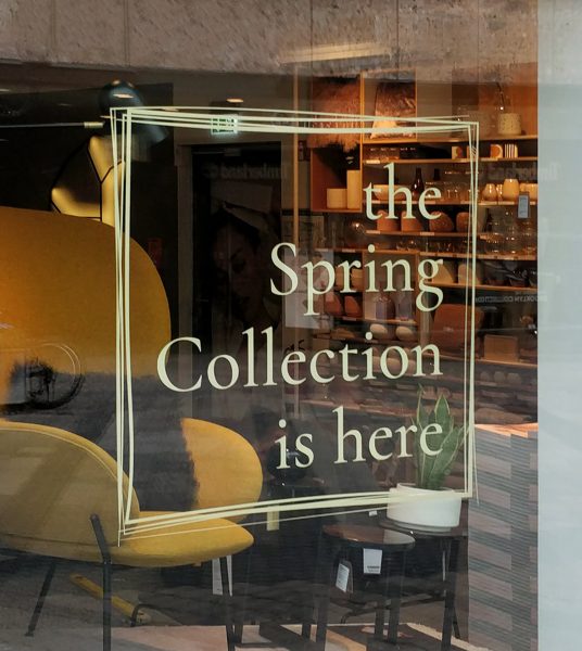 Schaufensterbeklebung - Saisonale Schaufensterbeklebung bei Bolia "Spring Collection"