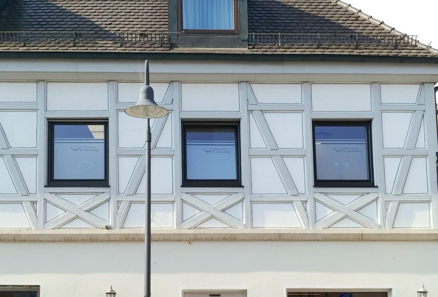 Sichtschutzfolierung - Fenster mit Sichtschutzfolie und negativ ausgeschnittenem Logo der Zahnarztpraxis Lücking in Adelsdorf