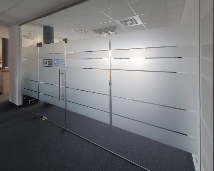 Glaswand mit neuer Sichtschutzbeklebung aus Glasdekor in den Räumlichkeiten der Firma Niersberger