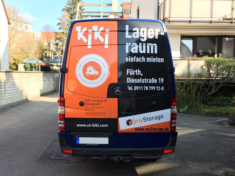 Fahrzeugfolierung - Heckansicht eines dunkelblauen Lieferwagens mit neuer Fahrzeugfolierung für KiKii Umzüge