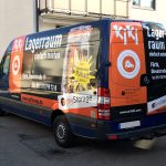 Fahrzeugfolierung - Schrägansicht eines dunkelblauen Lieferwagens mit neuer Fahrzeugfolierung für KiKii Umzüge