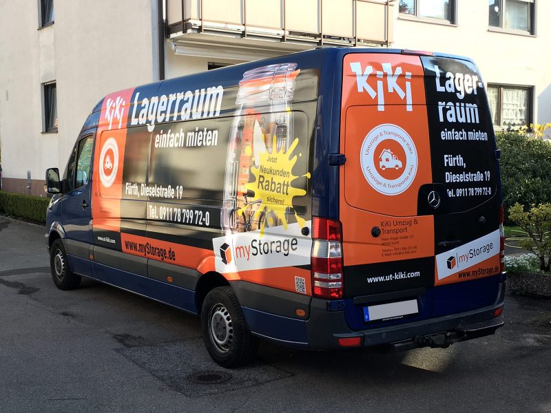 Fahrzeugfolierung - Schrägansicht eines dunkelblauen Lieferwagens mit neuer Fahrzeugfolierung für KiKii Umzüge