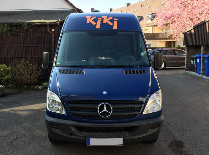 Fahrzeugfolierung - Frontansicht eines dunkelblauen Lieferwagens mit neuer Fahrzeugfolierung für KiKii Umzüge