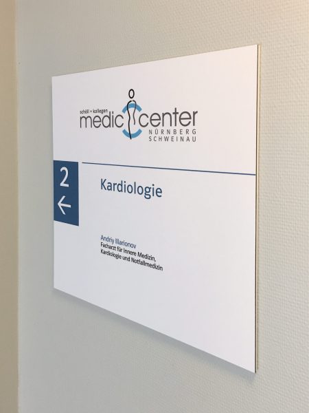Wegweisendes Schild in einer Medic Center Praxis