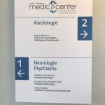Wegweisendes Schild in einer Medic Center Praxis