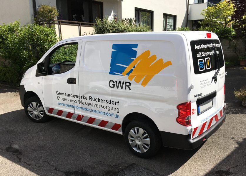 Fahrzeugbeklebung - Schrägansicht der modernen Beklebung eines Servicemobils der Gemeindewerke Rückersdorf