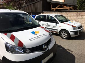 Fahrzeugbeklebung - 2 Fahrzeuge mit Flottenbeklebung der Gemeindewerke Rückersdorf mit Logo und Warnstreifen