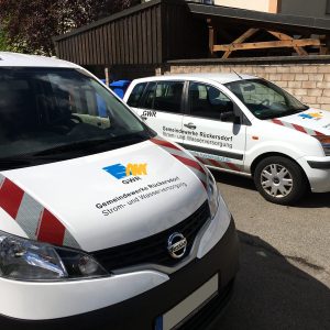 Fahrzeugbeklebung - 2 Fahrzeuge mit Flottenbeklebung der Gemeindewerke Rückersdorf mit Logo und Warnstreifen