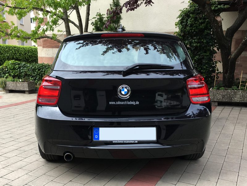 KFZ-Beklebung - Dezente Fahrzeugbeklebung mit Webadresse auf schwarzem BMW