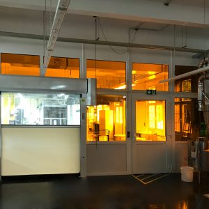 UV-Schutz-Folierung - Fenster mit UV-Schutzfolie in einer Fabrik bei Faber Castell