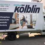 LKW-Beklebung - Seitenansicht eines LKSs mit neuer Folienbeschriftung der Firma Möbel Kölblin