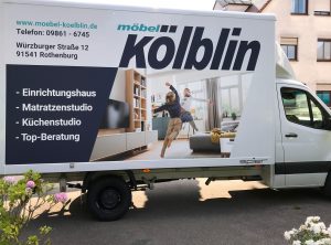 LKW-Beklebung - Seitenansicht eines LKSs mit neuer Folienbeschriftung der Firma Möbel Kölblin