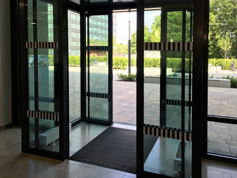Innere und äußere Eingangstüren mit Durchlaufschutz in schwarzweiß für Glöckebau