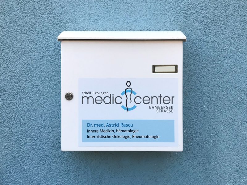 Briefkastenschild als Aufkleber direkt auf einen Briefkasten geklebt für Medic Center