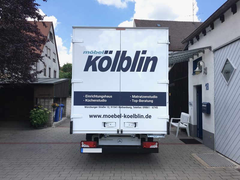 Heckansicht eines LKSs mit neuer Folienbeschriftung der Firma Möbel Kölblin