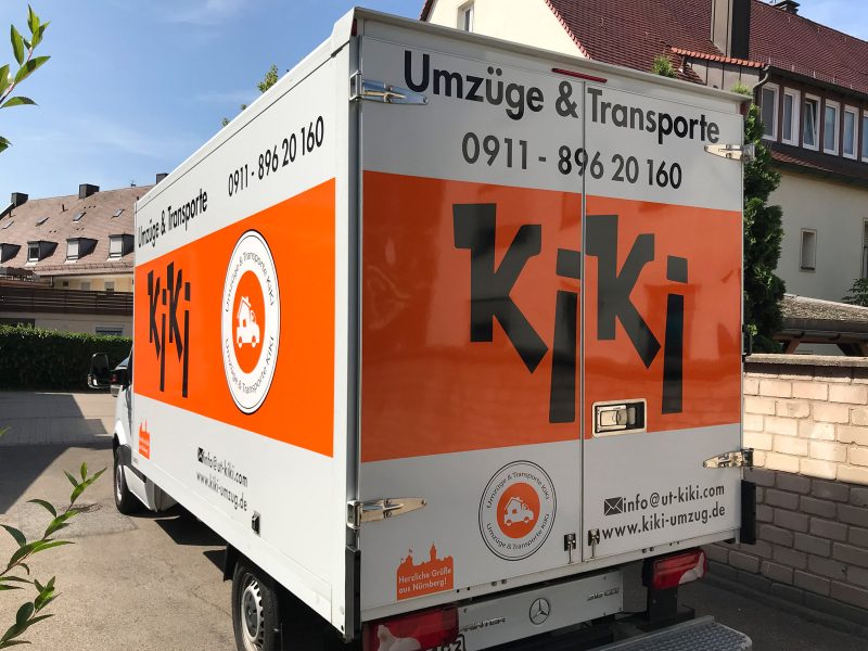 Schrägansicht eines LKWs mit neuer Folienbeschriftung für KiKi Umzüge