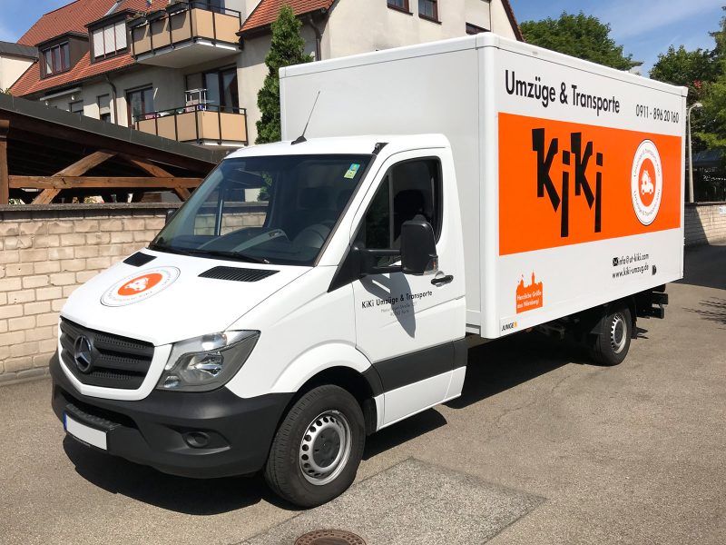Schrägansicht eines LKWs mit neuer Folienbeschriftung für KiKi Umzüge