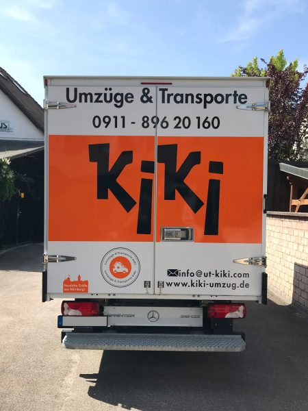 LKW-Folierung - Heckansicht eines LKWs mit neuer Folienbeschriftung für KiKi Umzüge