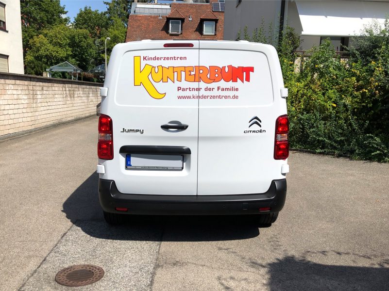 KFZ-Beklebung - Heckansicht eines weißen Lieferwagens mit neuer Folienbeschriftung von Kunterbunt
