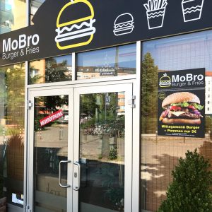 Logodesign und Beklebung - Umfolierung des Mai Thai Schildes zu MoBro Burger & Fries