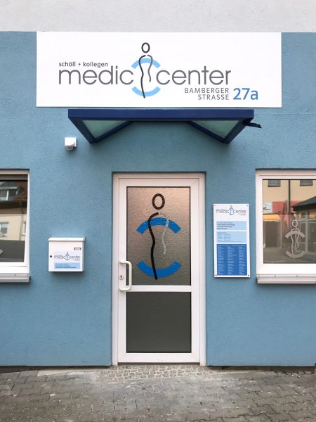 Praxis-Beklebung - Eingangsbreich des Medic Centers in der Bamberger Straße mit neuer Beschilderung