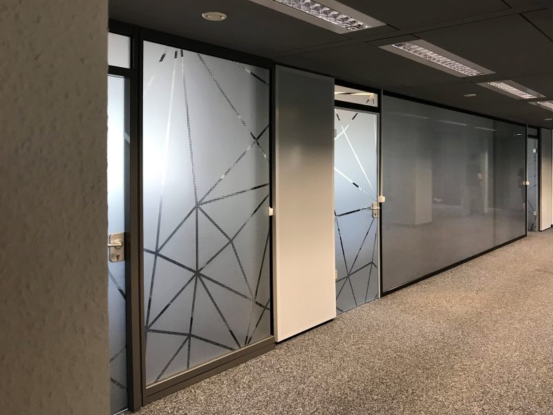 Sichtschutzbeklebung - Netzgrafik aus Glasdekor als Sicht- und Durchlaufschutz auf einer Glasfront von Büroräumlichkeiten für Design Offices